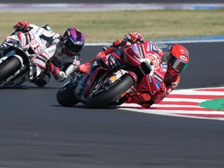 Marc Márquez (vpravo) na Ducati v zákrute pred svojím krajanom Jorge Martinom na Aprilii