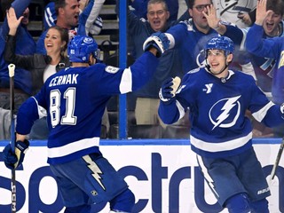 Na snímke slovenský hokejista v drese Tampy Bay Lightning Erik Černák (vľavo) a jeho spoluhráč Iľja Michejev sa radujú z gólu.