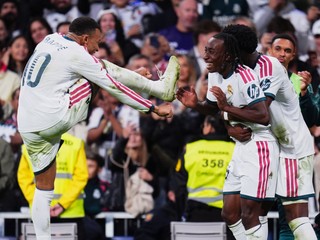 Vľavo Kylian Mbappé a Yan Diomande oslavujú gól proti FC Sevilla.
