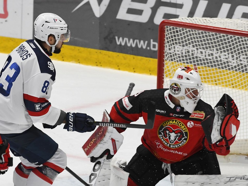 Martin Bakoš a brankár Dominik Hrachovina (Banská Bystrica).