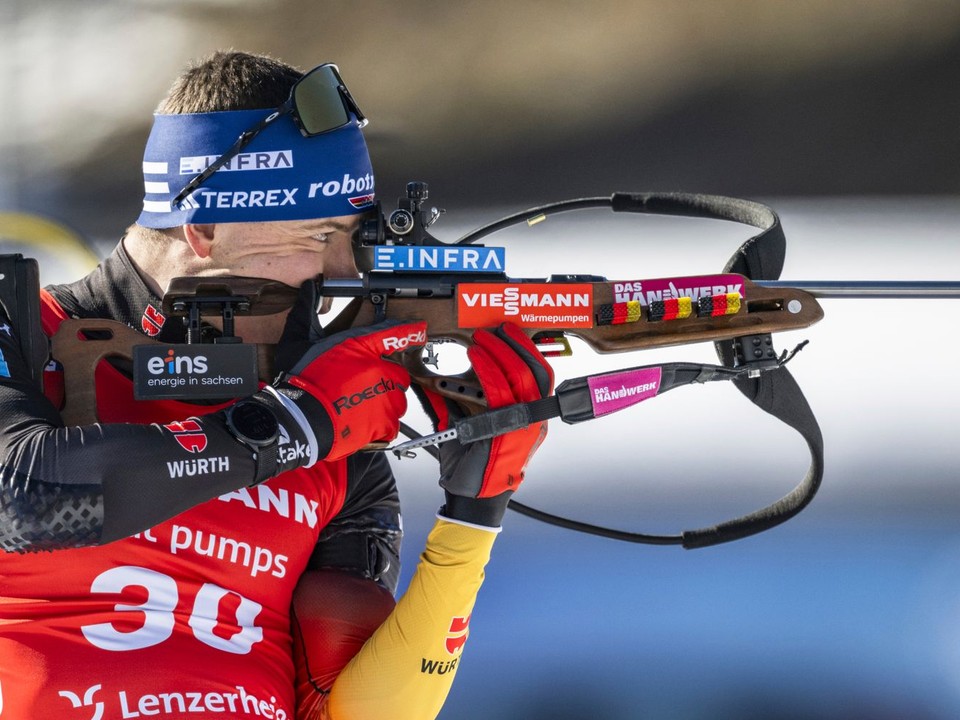 Nemec Justus Strelow pri streľbe počas šprintu na 10km na MS v biatlone 2025.