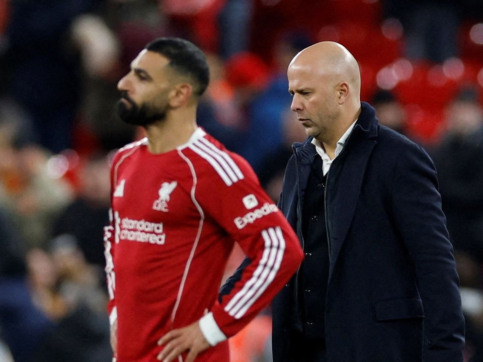 Mohamed Salah a tréner Arne Slot po zápase Ligy majstrov FC Liverpool - PSV Eindhoven.