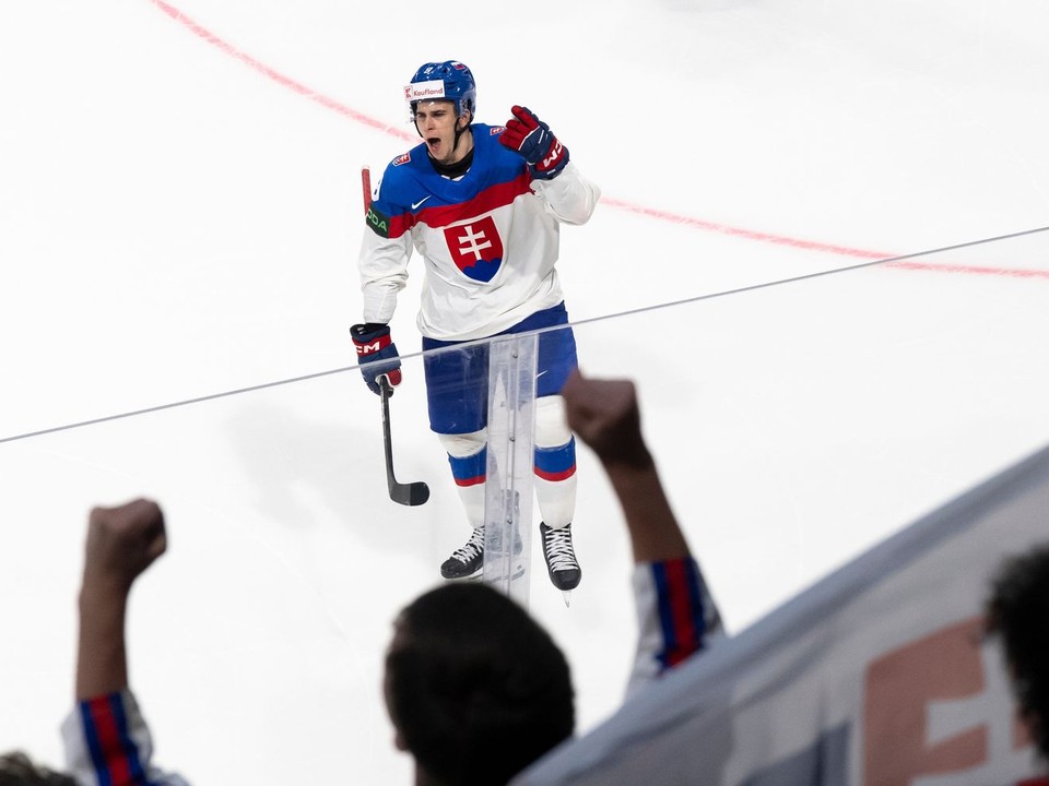 Filip Mešár sa raduje z víťazného gólu v sieti Slovinska na MS v hokeji 2026.
