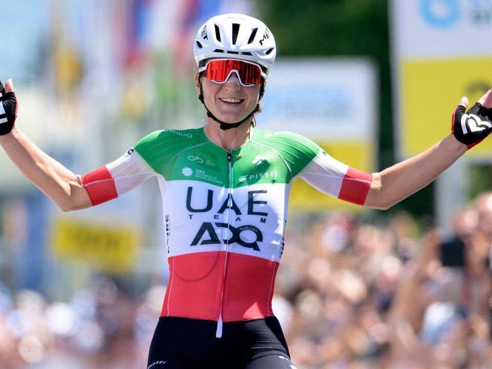 Talianska cyklistka Elisa Longo Borghinová sa teší z víťazstva v 2. etape Okolo Švajčiarska 2026.
