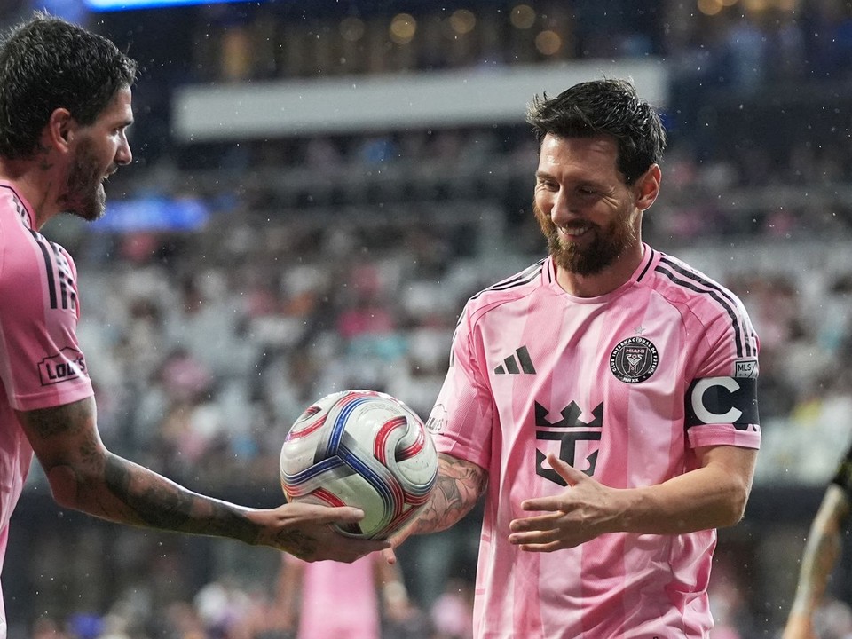 Lionel Messi a Rodrigo de Paul.
