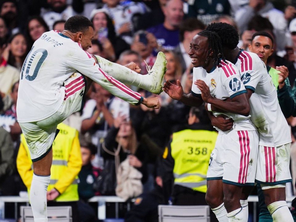 Vľavo Kylian Mbappé a Yan Diomande oslavujú gól proti FC Sevilla.