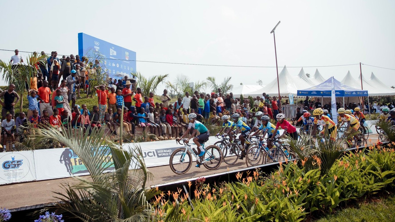 Cyklisti počas pretekov v Rwande.