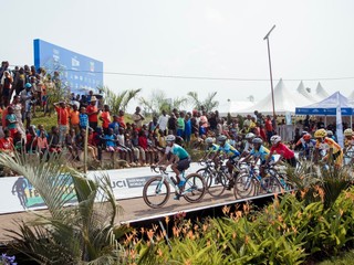 Cyklisti počas pretekov v Rwande.