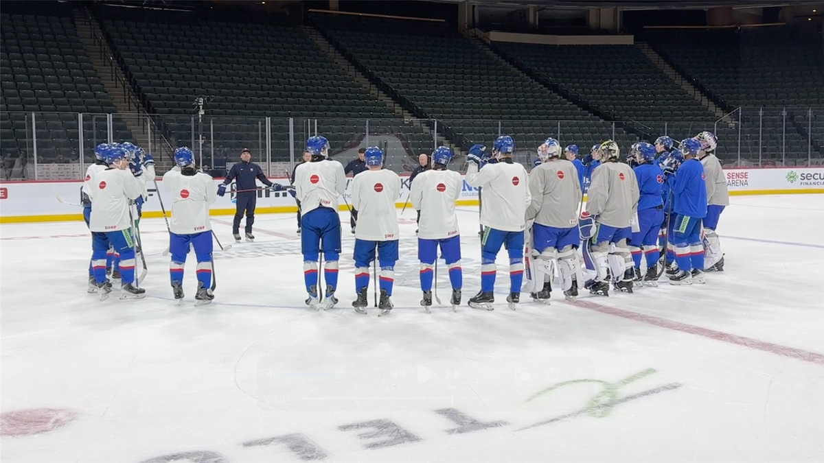 Slovenskí hokejisti do 20 rokov počas tréningu v St. Paul. 