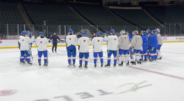 Slovenskí hokejisti do 20 rokov počas tréningu v St. Paul.