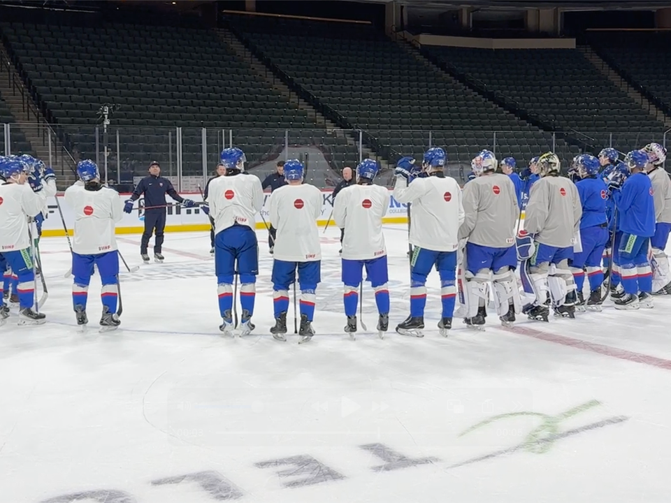 Slovenskí hokejisti do 20 rokov počas tréningu v St. Paul. 