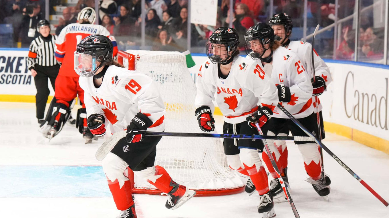 Hokejistky Kanady oslavujú gól na MS v hokeji hráčok do 18 rokov.