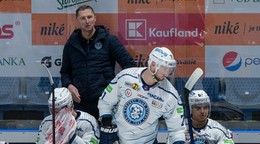 Hokejisti HK Nitry spolu s trénerom  Antonínom Stavjaňom.
