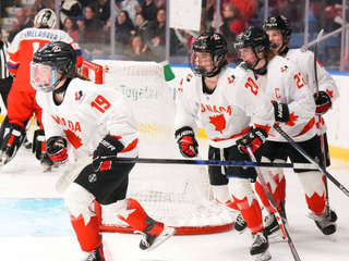 Hokejistky Kanady oslavujú gól na MS v hokeji hráčok do 18 rokov. 