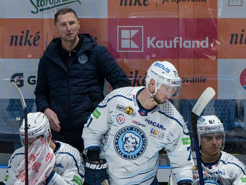 Hokejisti HK Nitry spolu s trénerom  Antonínom Stavjaňom.