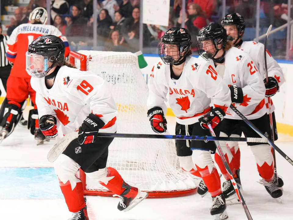 Hokejistky Kanady oslavujú gól na MS v hokeji hráčok do 18 rokov. 