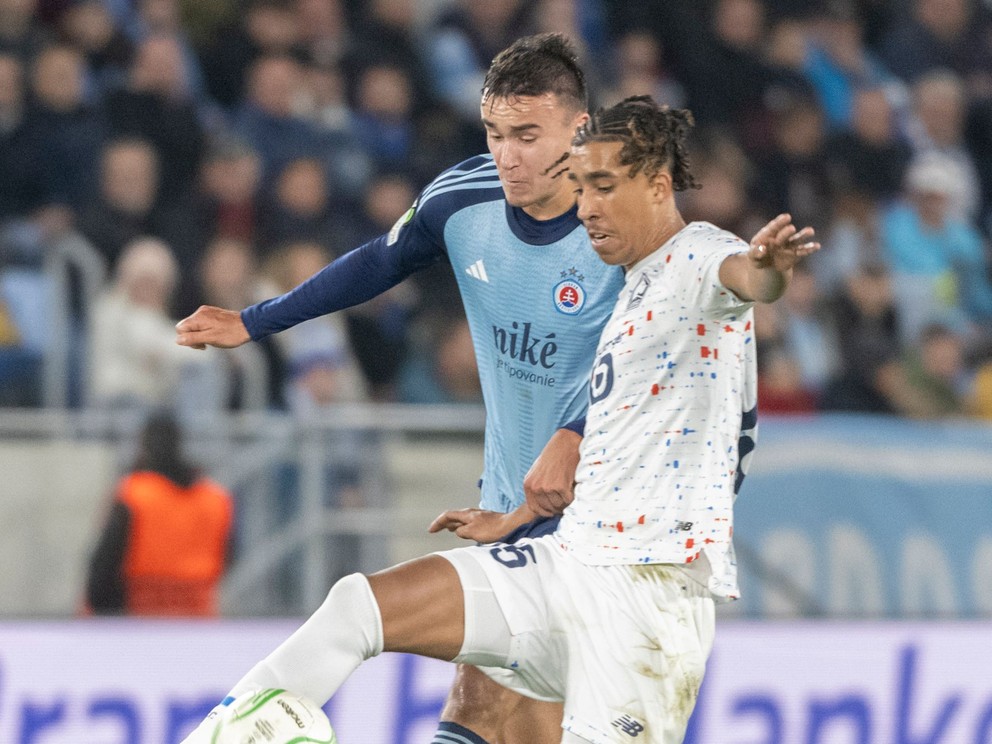 Dávid Strelec (vľavo) a Leny Yoro v zápase ŠK Slovan Bratislava - OSC Lille v Európskej konferenčnej lige.