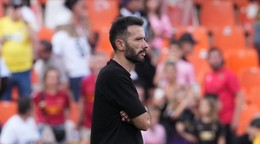 Tréner Carlos Corberán.
