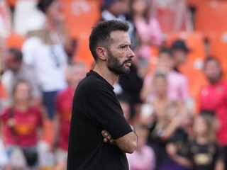 Tréner Carlos Corberán.