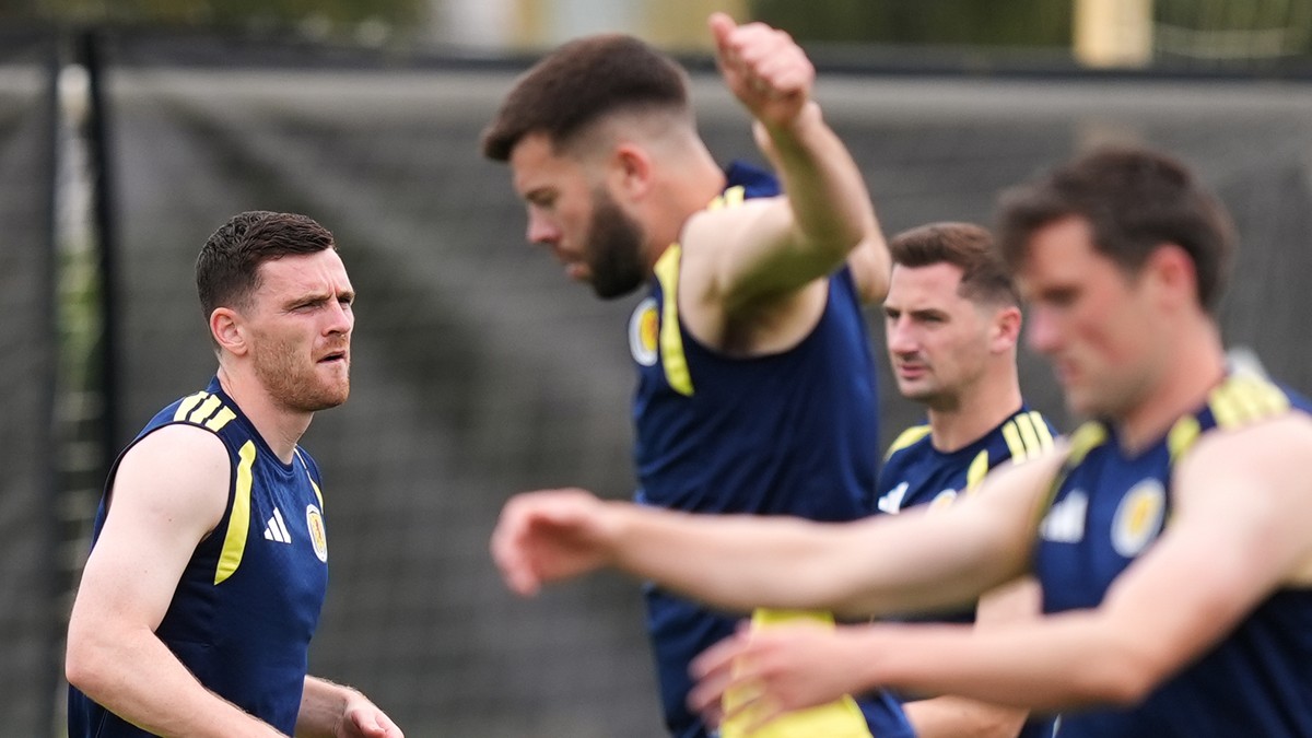 Škótsky futbalový útočník Andrew Robertson (vľavo) sa rozcvičuje počas tréningu škótskej futbalovej reprezentácie.