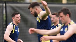 Škótsky futbalový útočník Andrew Robertson (vľavo) sa rozcvičuje počas tréningu škótskej futbalovej reprezentácie.