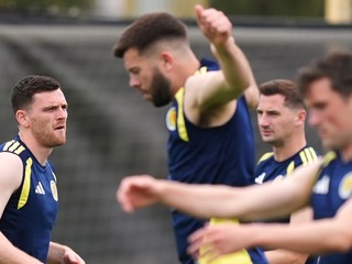 Škótsky futbalový útočník Andrew Robertson (vľavo) sa rozcvičuje počas tréningu škótskej futbalovej reprezentácie.