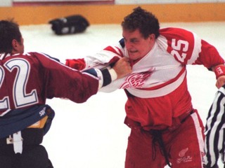 Claude Lemieux a Darren McCarty