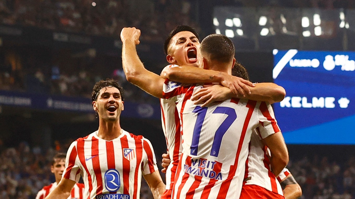 Dávid Hancko oslavuje s Atléticom Madrid gól. 