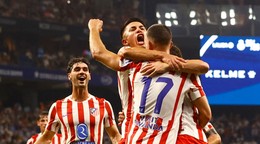 Dávid Hancko oslavuje s Atléticom Madrid gól. 
