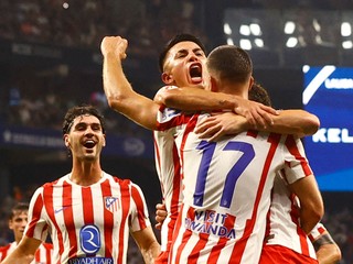 Dávid Hancko oslavuje s Atléticom Madrid gól. 