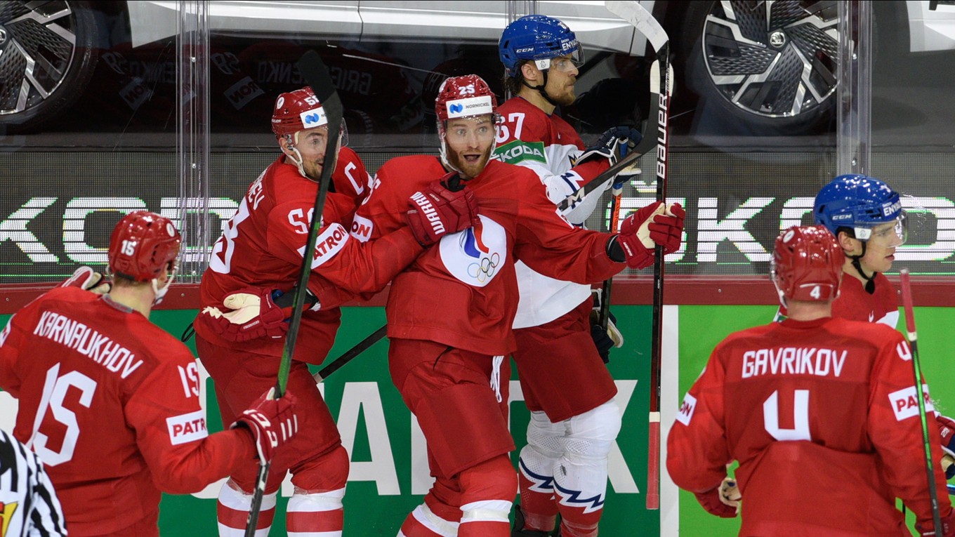 Hokejisti Ruska oslavujú gól proti Česku.