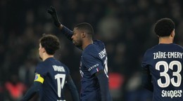 Ousmane Dembele reaguje počas zápasu protiParíž FC.