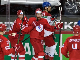 Hokejisti Ruska oslavujú gól proti Česku.