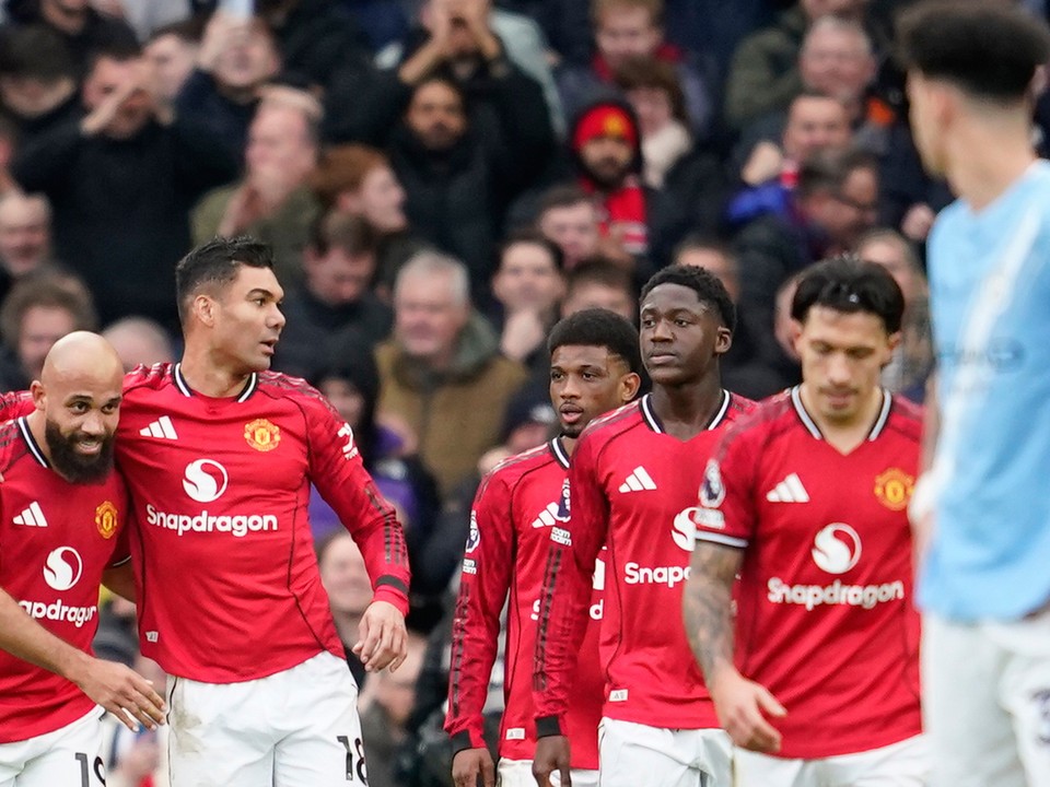 Bryan Mbeumo z Manchesteru United oslavuje so spoluhráčmi gól.