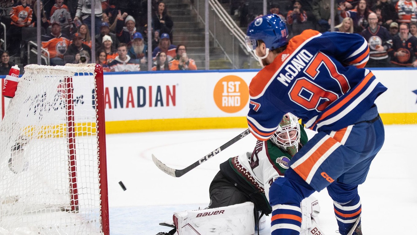 Kapitán Edmontonu Oilers Connor McDavid strieľa víťazný gól v zápase proti Arizone. 