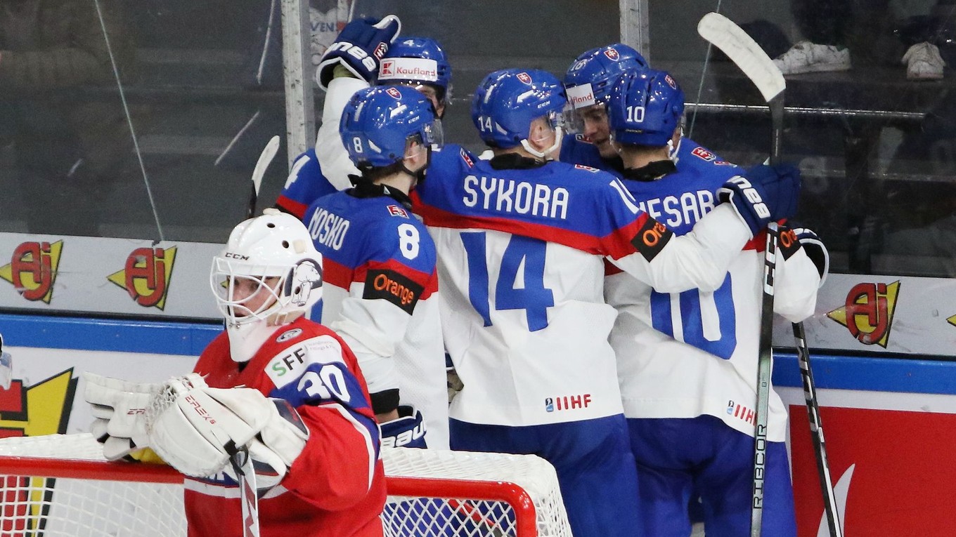 Slovenskí reprezentanti sa tešia po strelenom góle v zápase Slovensko - Nórsko na MS v hokeji do 20 rokov 2024.