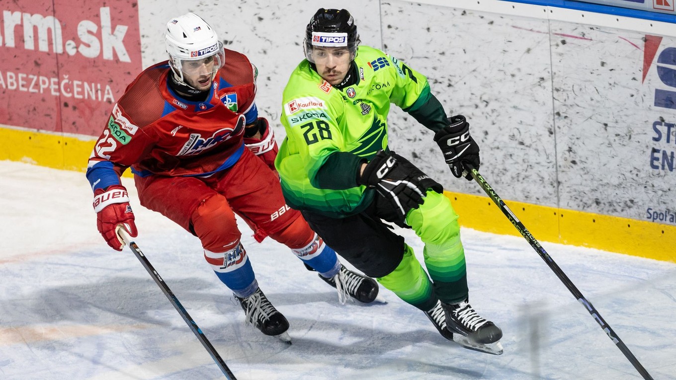 Sebastián Šmída (Žilina) a Marek Vankúš (Liptovský Mikuláš) v súboji o puk v zápase 1. kola hokejovej Tipos extraligy Vlci Žilina - HK 32 Liptovský Mikuláš.