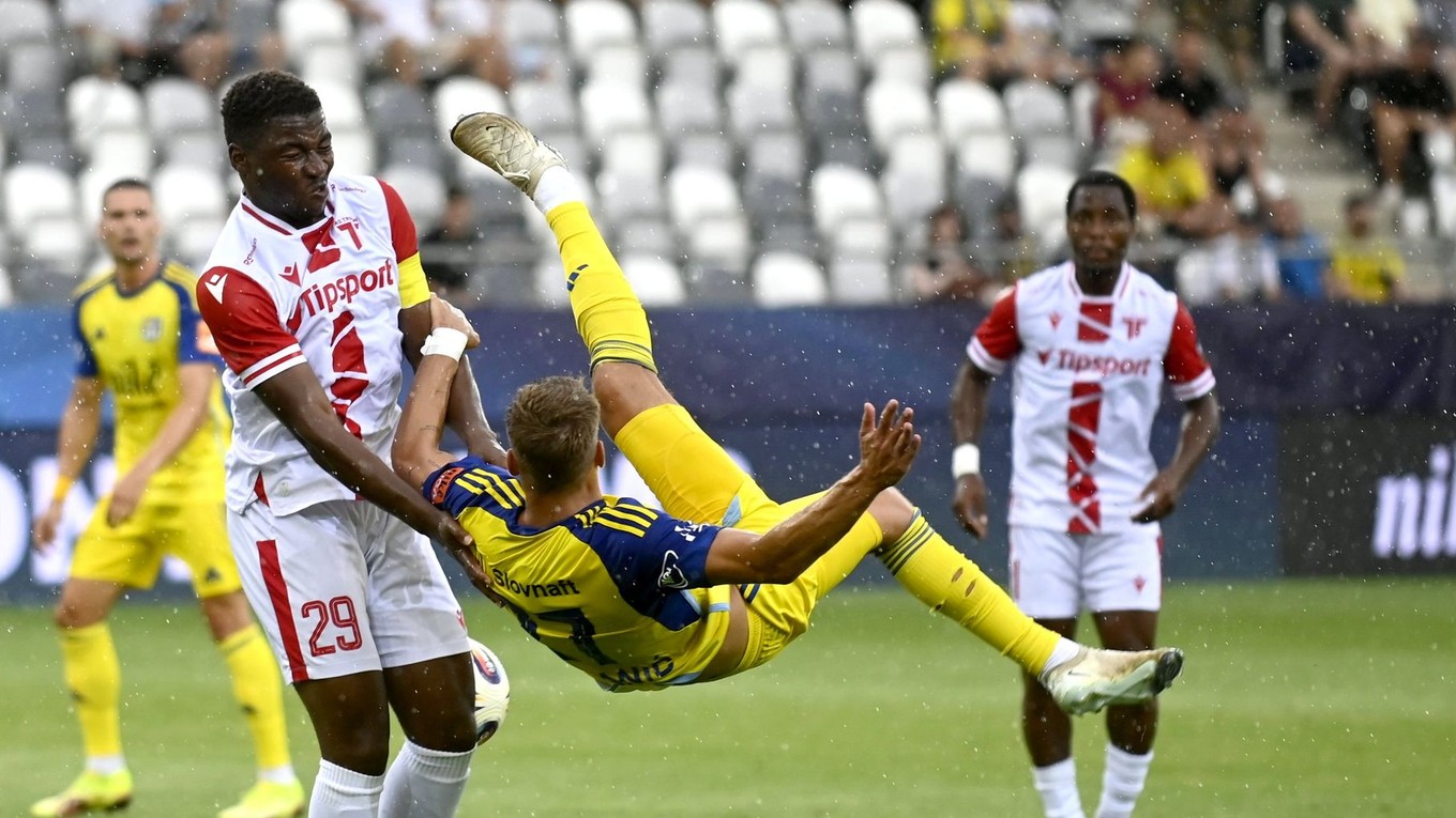 Futbalista Košíc Karlo Miljanič pri pokuse o zakončenie v zápase proti AS Trenčín.