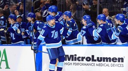 Slovenský obranca Erik Černák (81) oslavuje gól so spoluhráčmi z Tampy Bay.