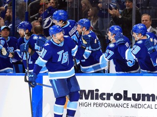 Slovenský obranca Erik Černák (81) oslavuje gól so spoluhráčmi z Tampy Bay.