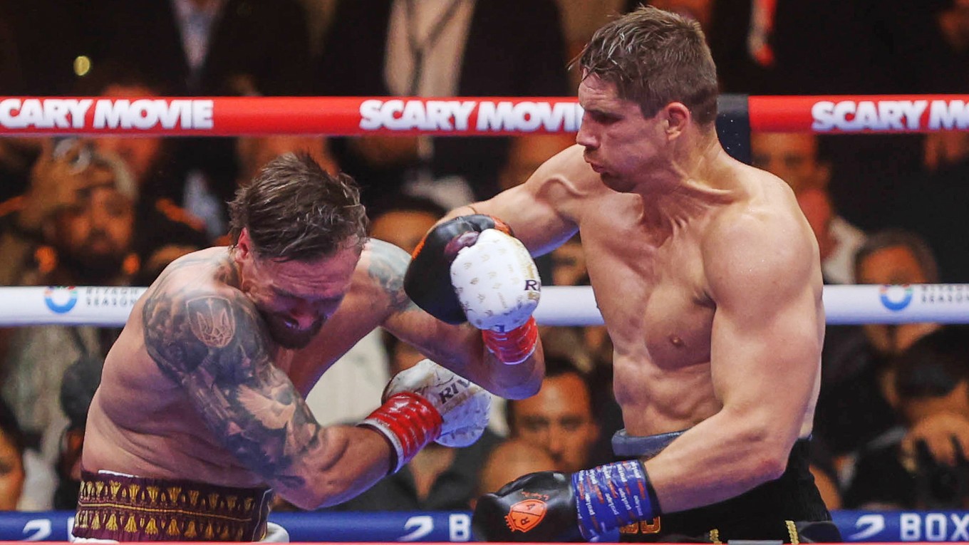 Oleksandr Usyk (vľavo) bojuje počas boxerského zápasu proti Ricovi Verhoevenovi (vpravo).