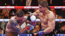 Oleksandr Usyk (vľavo) bojuje počas boxerského zápasu proti Ricovi Verhoevenovi (vpravo).