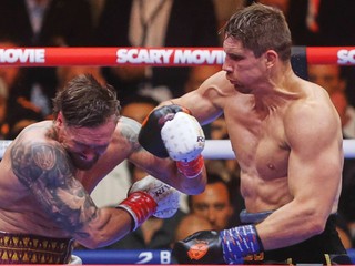 Oleksandr Usyk (vľavo) bojuje počas boxerského zápasu proti Ricovi Verhoevenovi (vpravo).