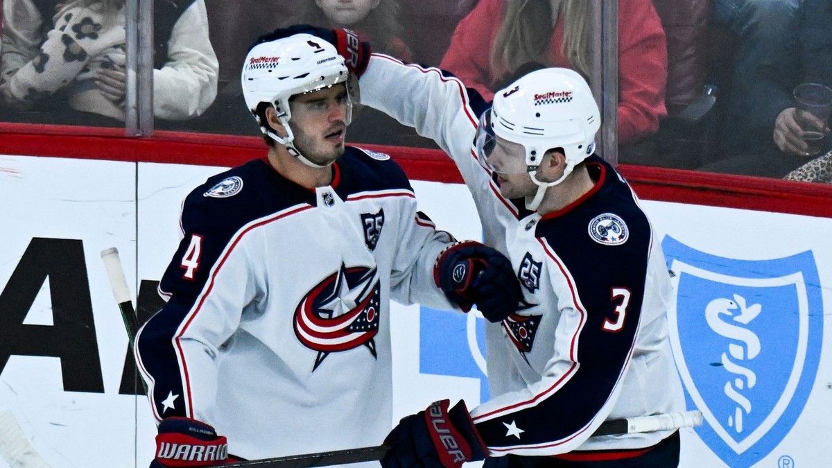 Hráči Columbusu Charlie Coyle (3) a Cole Sillinger (4) oslavujú gól v sieti Chicaga.