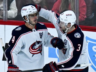 Hráči Columbusu Charlie Coyle (3) a Cole Sillinger (4) oslavujú gól v sieti Chicaga.