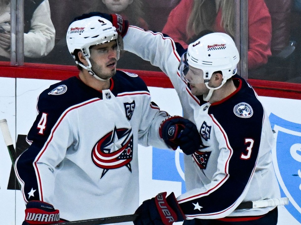 Hráči Columbusu Charlie Coyle (3) a Cole Sillinger (4) oslavujú gól v sieti Chicaga.