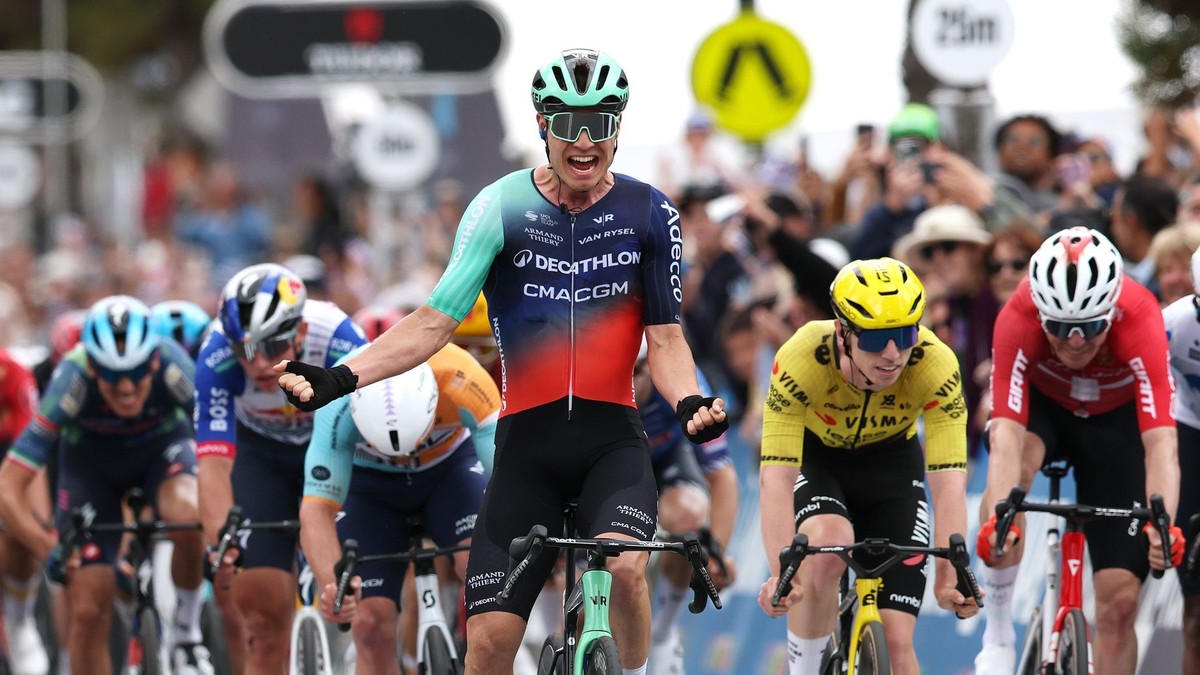 Tobias Lund Andersen oslavuje triumf na Cadel Evans Road Race.