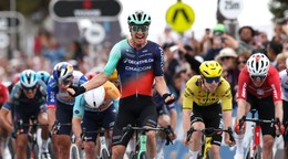 Tobias Lund Andersen oslavuje triumf na Cadel Evans Road Race.