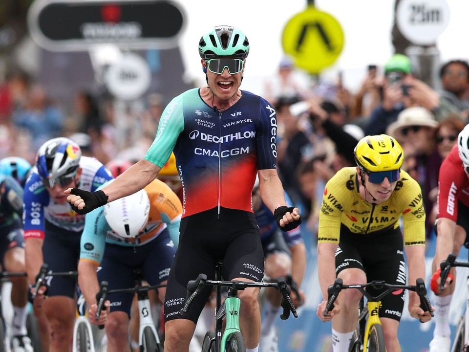 Tobias Lund Andersen oslavuje triumf na Cadel Evans Road Race.