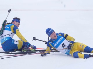 Sebastian Samuelsson (vpravo) a Martin Ponsiluoma v cieli pretekov s hromadným štartom na MS v biatlone 2023.
